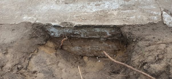 Co ciekawe pod standardową ławą fundamentową
o grubości od 10 - 14 cm widoczny dodatkowy fundament (łącznie 33 cm). Widoczne resztki smoły zabezpieczającej fundament.