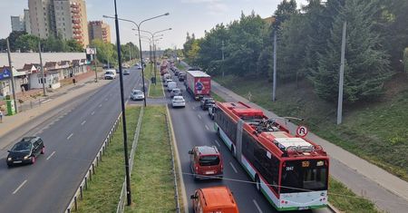 Na skrzyżowaniu nie działały światła, doszło do zderzenia dwóch toyot. Jedna osoba została poszkodowana