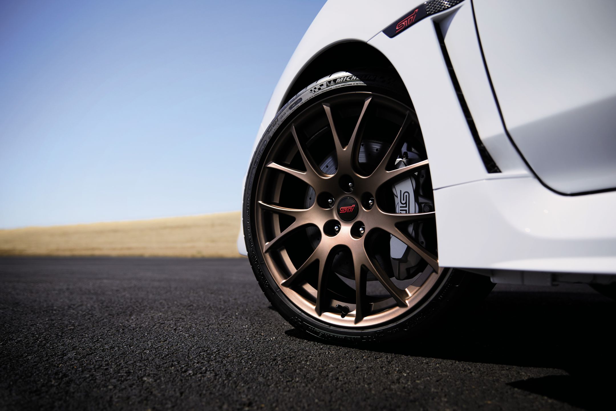 Matowo-brązowe felgi BBS to jeden ze znaków rozpoznawczych edycji Series White