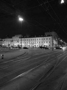 Nocne zdjęcia wykonane przy czasach ekspozycji około 1/11 - 1/14 sekundy. Widoczne flary od silnych źródeł światła.