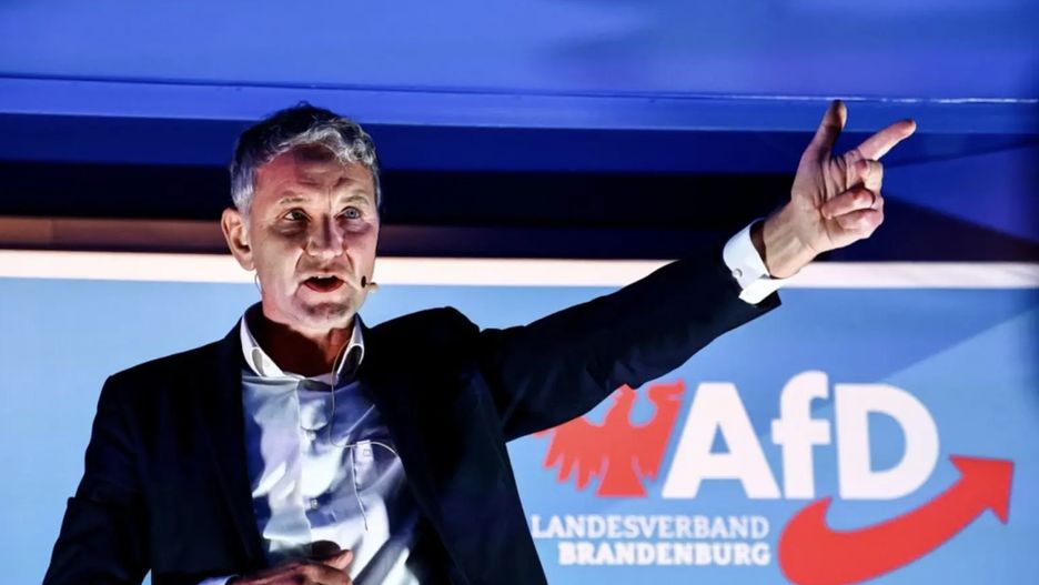 Lider partii AfD w Turyngii, Bjoern Hoecke, przemawia podczas wi