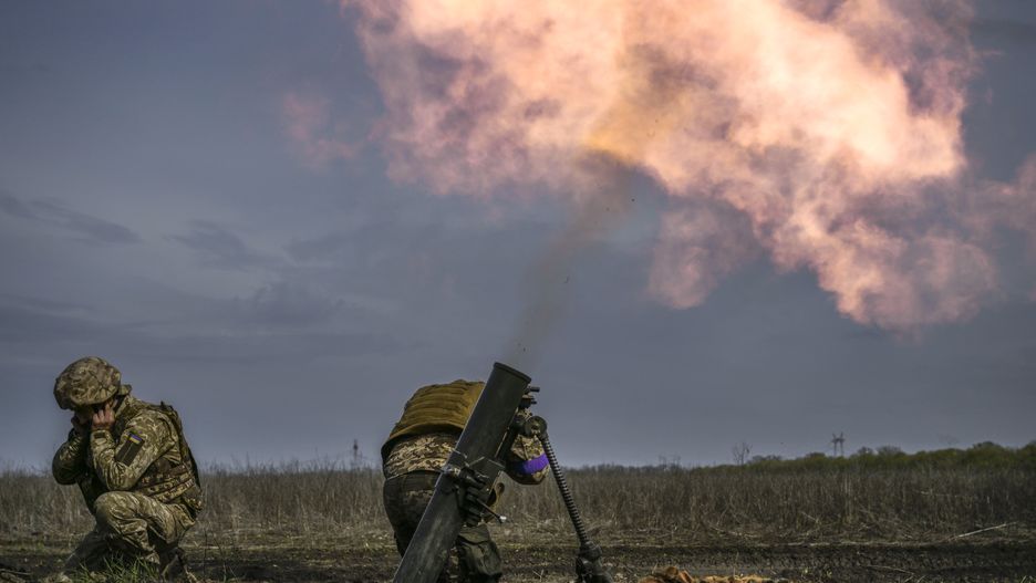 DONETSK, UKRAINE - APRIL 18: Ukrainian soldiers fire targets on the front line in the direction of the city of Ugledar, Donetsk, Ukraine as Russia-Ukraine war continues on April 18, 2023. Heavy weapons are being used in the direction of Ugledar city, which is known as the front where the heaviest tank clashes are occurred. (Photo by Muhammed Enes Yildirim/Anadolu Agency via Getty Images)