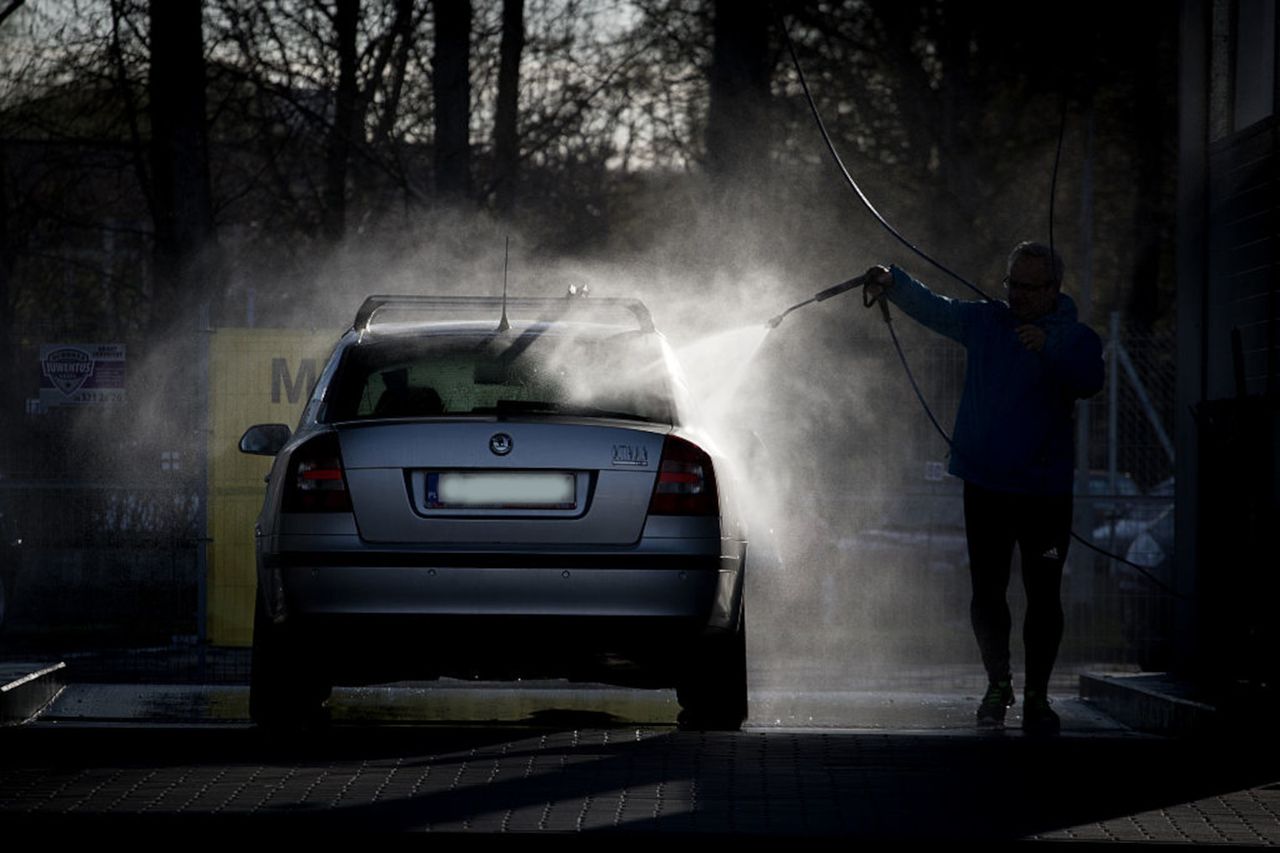 Mycie auta zimą. Ekspert podpowiada, jakiej myjni unikać
