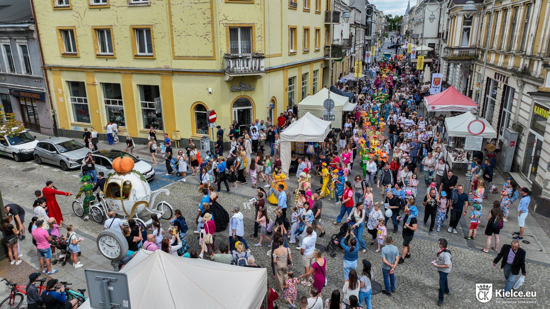 Tu przemarsz bajkowych postaci, z udziałem tancerzy Kieleckiego Teatru Tańca