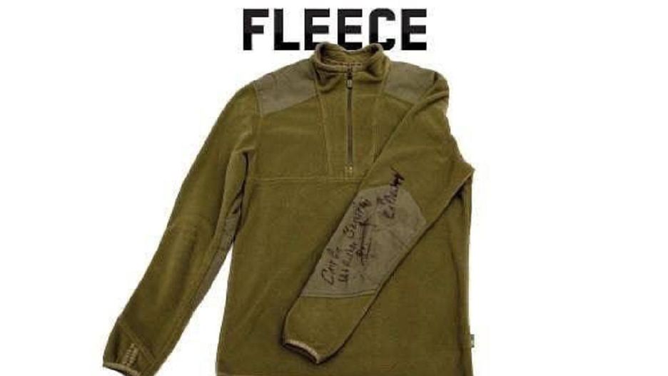 Prawie pół miliona złotych. Tyle zapłacono za polar Zełenskiego na brytyjskiej ukcji charytatywnej. Fot. Twitter/@Nexta_tv