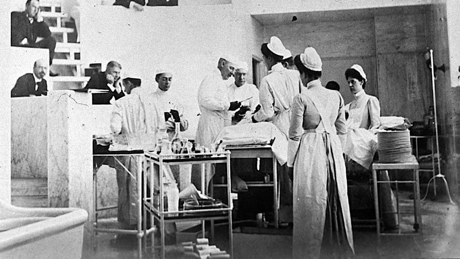 Caroline Hampton podczas operacji