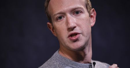 Facebook banuje twórcę narzędzia "odobserwuj wszystko". Naruszało prawa