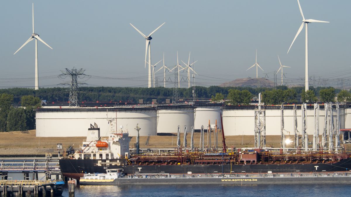 Past and future, wind turbines and oil storage tanks in the Maas Estuary, approaching Rotterdam Container Port, the Netherlands
Past and future, wind turbines and oil storage tanks in the Maas Estuary, approaching Rotterdam Container Port, the Netherlands. (Photo by: Planet One Images/UCG/Universal Images Group via Getty Images)
UCG
port, container port, commerce, cargo, international trade, maas, environmental protection, wind farm, power generation, infrastructure, tanker, industrial emissions, trees, pylons