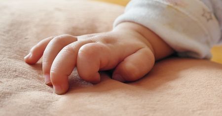 Makabryczne zabójstwo dwumiesięcznej dziewczynki. Zatrzymano rodziców