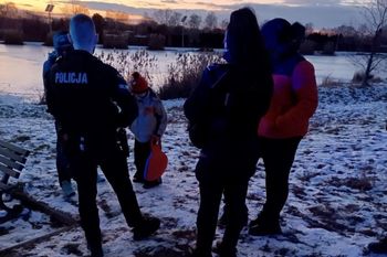 40-latek i dzieci na lodzie. Straż miejska alarmuje