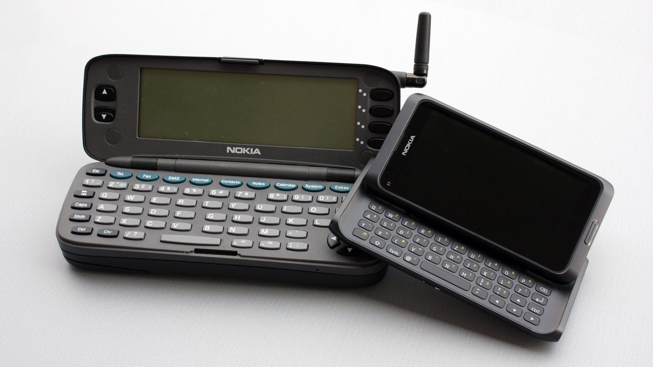 Nokia 9000 i E7, czyli pierwszy komunikator fińskiej firmy i ostatni model firmy z klawiaturą QWERTY