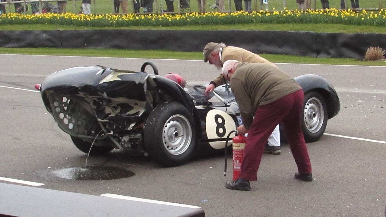 Lister-Jaguar Knobbly zderzył się z Mercedesem 300 SLS w Goodwood