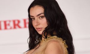 Przyćmiła Margot Robbie? Na premierze pokazała się w sukni z welonem