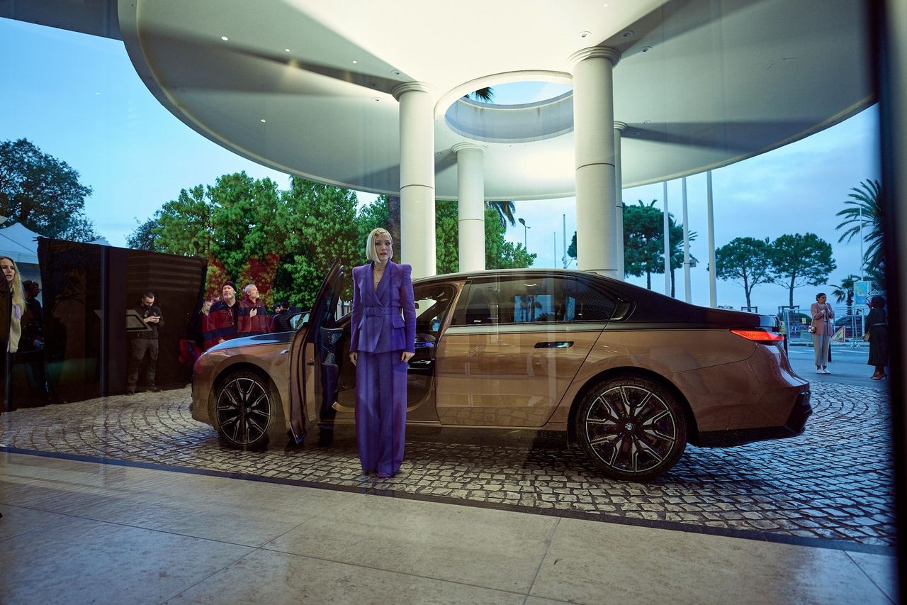 Światowa premiera w Cannes: nowa produkcja BMW Films pod tytułem "The Calm" z Pom Klementieff, Umą Thurman i BMW i7 M70 xDrive