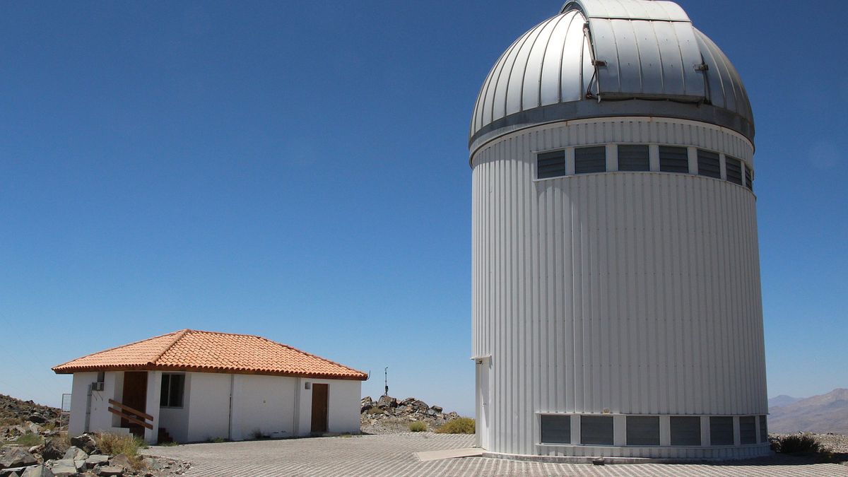 Polski teleskop i domek obserwatora w Chile w samo południe.