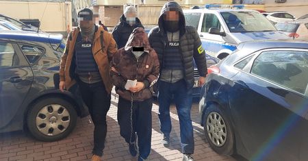 Dwukrotnie ugodził nożem 21-latka w Warszawie. Jest w rękach policji