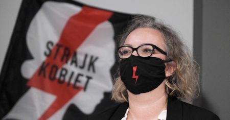 Strajk kobiet. Tu nie chodzi tylko o aborcję. Tu chodzi o niższe pensje i głodowe emerytury