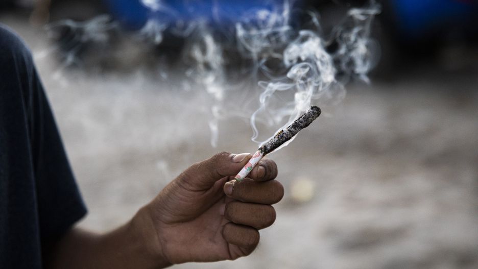 Człowiek palący marihuanę