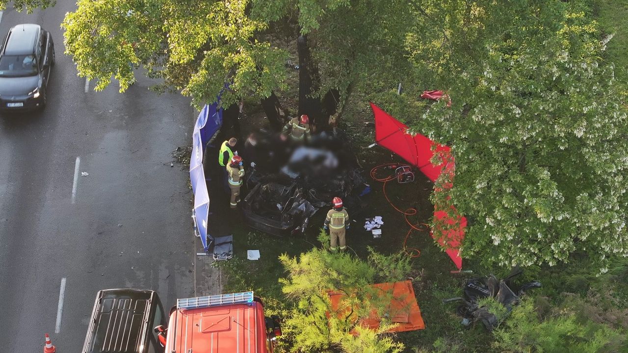 Samochód stanął w płomieniach - dwie osoby spłonęły