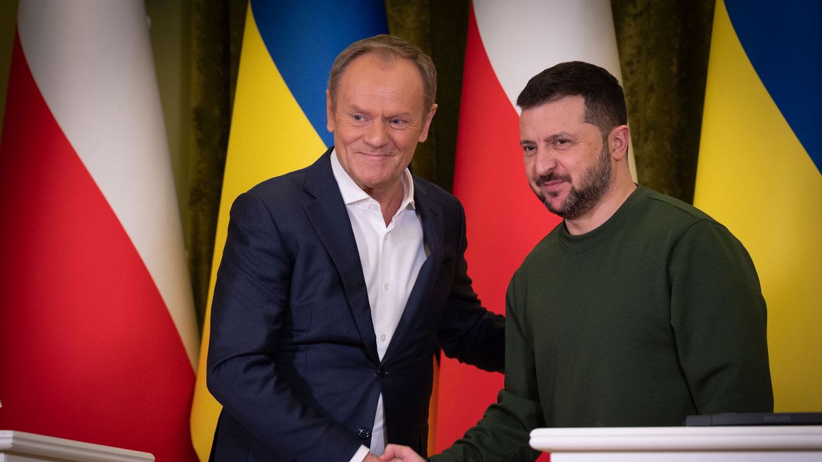 KYIV, UKRAINE - JANUARY 22: (----EDITORIAL USE ONLY - MANDATORY CREDIT - 'UKRAINIAN PRESIDENCY / HANDOUT' - NO MARKETING NO ADVERTISING CAMPAIGNS - DISTRIBUTED AS A SERVICE TO CLIENTS----) Ukrainian President Volodymyr Zelenskyy (R) and the Polish Prime Minister Donald Tusk (L) speak during a joint press conference in Kyiv, Ukraine on January 22, 2024. (Photo by Ukrainian Presidency / Handout/Anadolu via Getty Images)