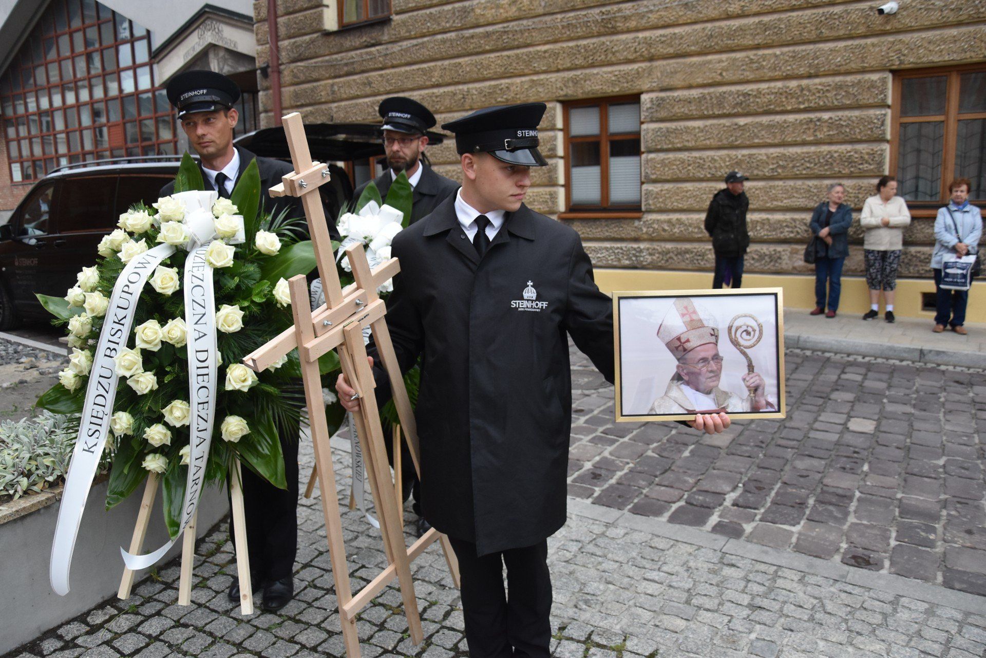Trumna z ciałem biskupa Władysława Bobowskiego została wniesiona do tarnowskiej katedry