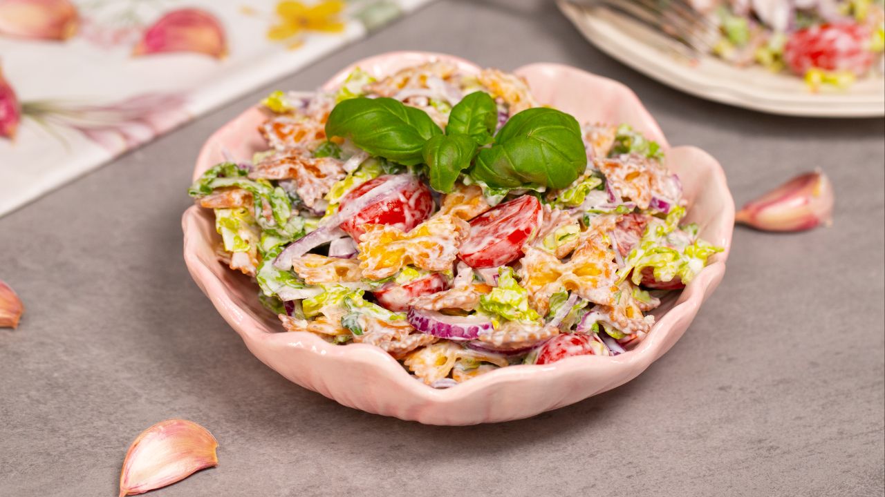 Spróbujesz raz i będziesz robić tę sałatkę co weekend. Chrupiący makaron po prostu wymiata