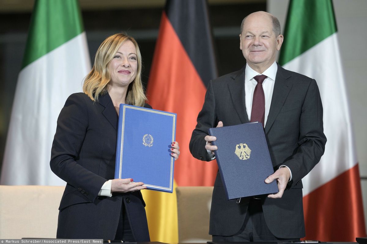 Kanclerz Niemiec Olaf Scholz (z prawej) i premier Włoch Giorgia Meloni pokazują podpisany "plan działania"