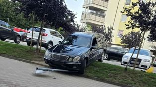 Gorzów: Próbował uciekać po rozbiciu mercedesa. Był pod wpływem narkotyków i miał zakaz prowadzenia
