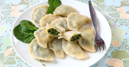 Zapiekane pierogi ze szpinakiem. Pokochasz je jeszcze bardziej niż ruskie