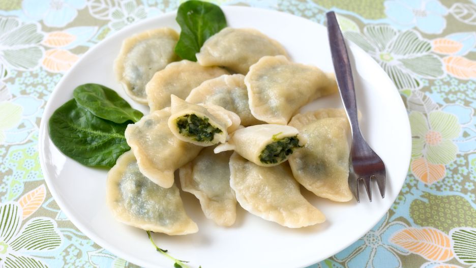 Zapiekane pierogi ze szpinakiem. Pokochasz je jeszcze bardziej niż ruskie