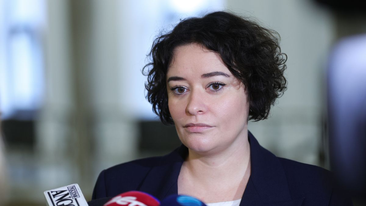 Warszawa, 13.03.2024. Posłanka Lewicy Anna Maria Żukowska podczas wypowiedzi dla mediów w Sejmie w Warszawie, 13 bm. (jm) PAP/Rafał Guz