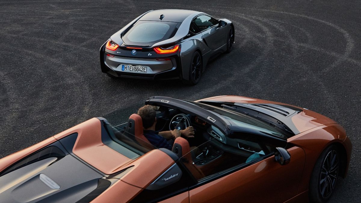 Nowe BMW i8 jest dostępne w wersji Coupe i Roadster. Ten drugi rzecz jasna jest wyraźnie droższy.