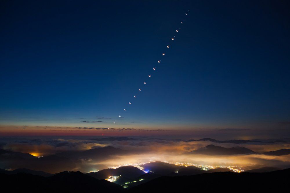 Wyróżnienie w kategorii Ziemia i Kosmos. To zdjęcie wielokrotnie naświetlone powstało podczas zasłonięcia Wenus przez Księżyc.