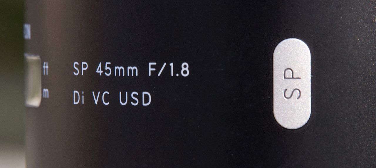 45 mm, mniam! Już o tym na blogu wspominałem, ale powtórzę: bardzo lubi�ę fotografować takimi skróconymi standardami, o ogniskowej zbliżonej do „normalnej” 43 mm, a nie do typowej 50 mm. Testowany tu obiektyw, wraz z jednocześnie zaprezentowanym 35/1,8, należą do nowej linii tamronowskiej serii SP (Super Performance). Wyróżnia je wzornictwo, co widać na zdjęciach, ale istotniejsza ma być zdolność pełnego wykorzystywania możliwości przetworników obrazu liczących nawet 50 mln pikseli. „Czterdziestkapiątka” dostępna jest z mocowaniami do Canona i Nikona, a w niedalekiej przyszłości pojawi się także wersja z bagnetem Sony A.© Paweł Baldwin