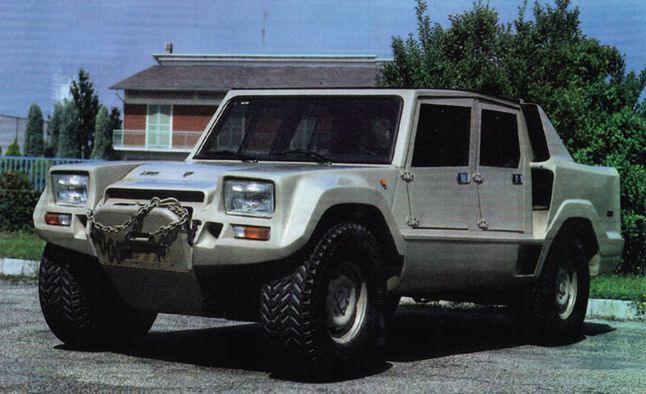 Lamborghini LM001, w którym zastosowano tę samą koncepcję, ale bardziej rozbudowano karoserię