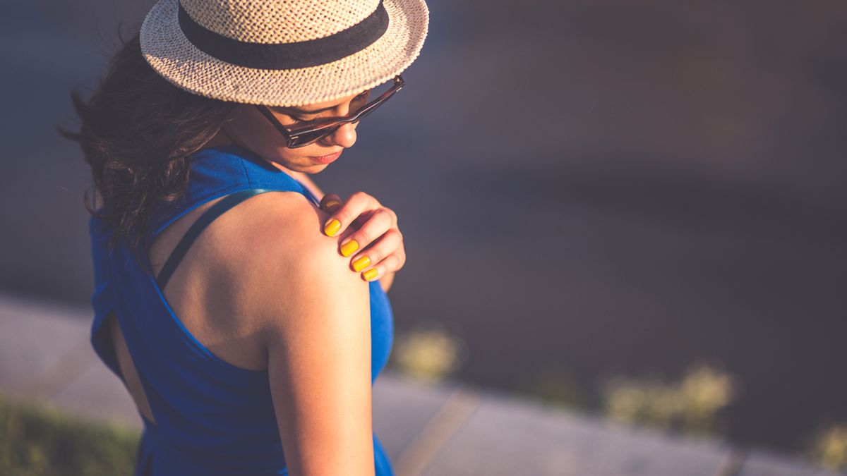 Najmodniejsze sukienki letnie, to modele z odkrytymi ramionami - hit!