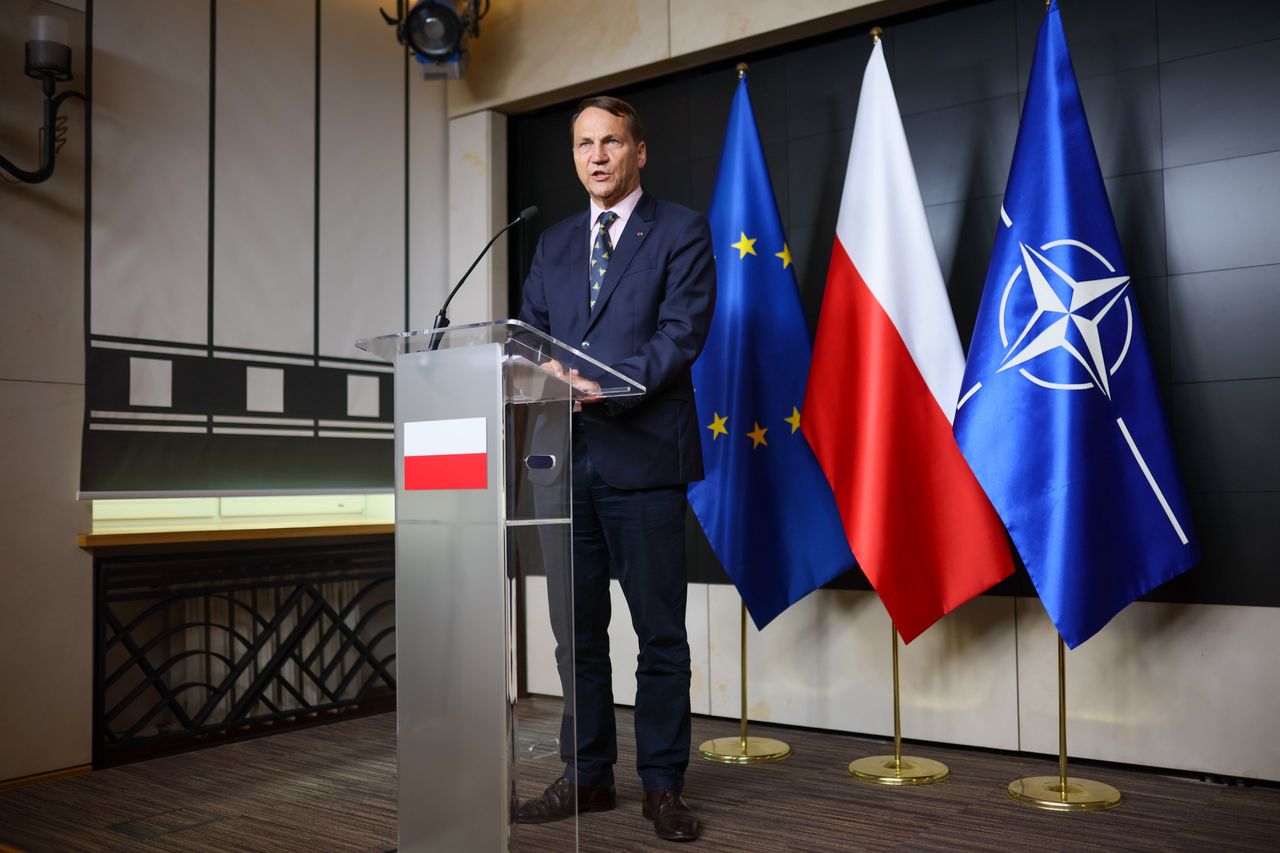 Sikorski w CNN. Mówił o zwiększeniu presji na Rosję