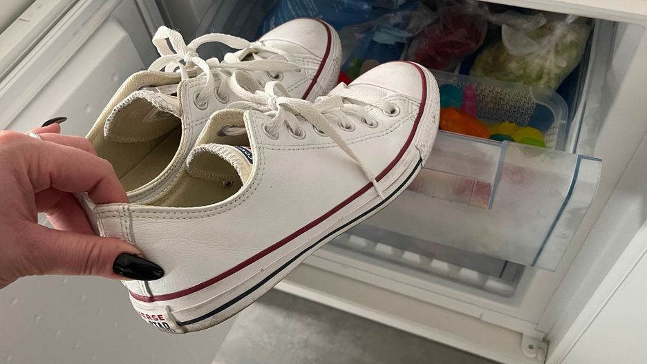 Włóż buty do zamrażarki. Oszczędzisz pieniądze