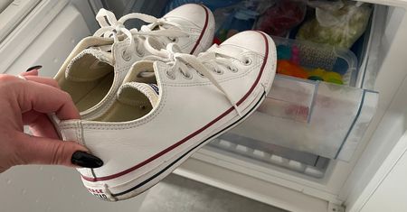Włóż zniszczone buty do zamrażarki. Efekt murowany