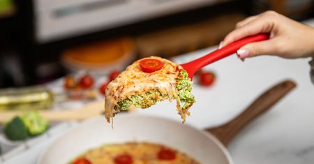 Pizzą na zielonym spodzie prosto z patelni zachwyca się cała rodzina