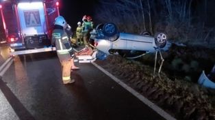 Groźne dachowanie na DK79 w Koprzywnicy. Kierowca osobówki trafił do szpitala