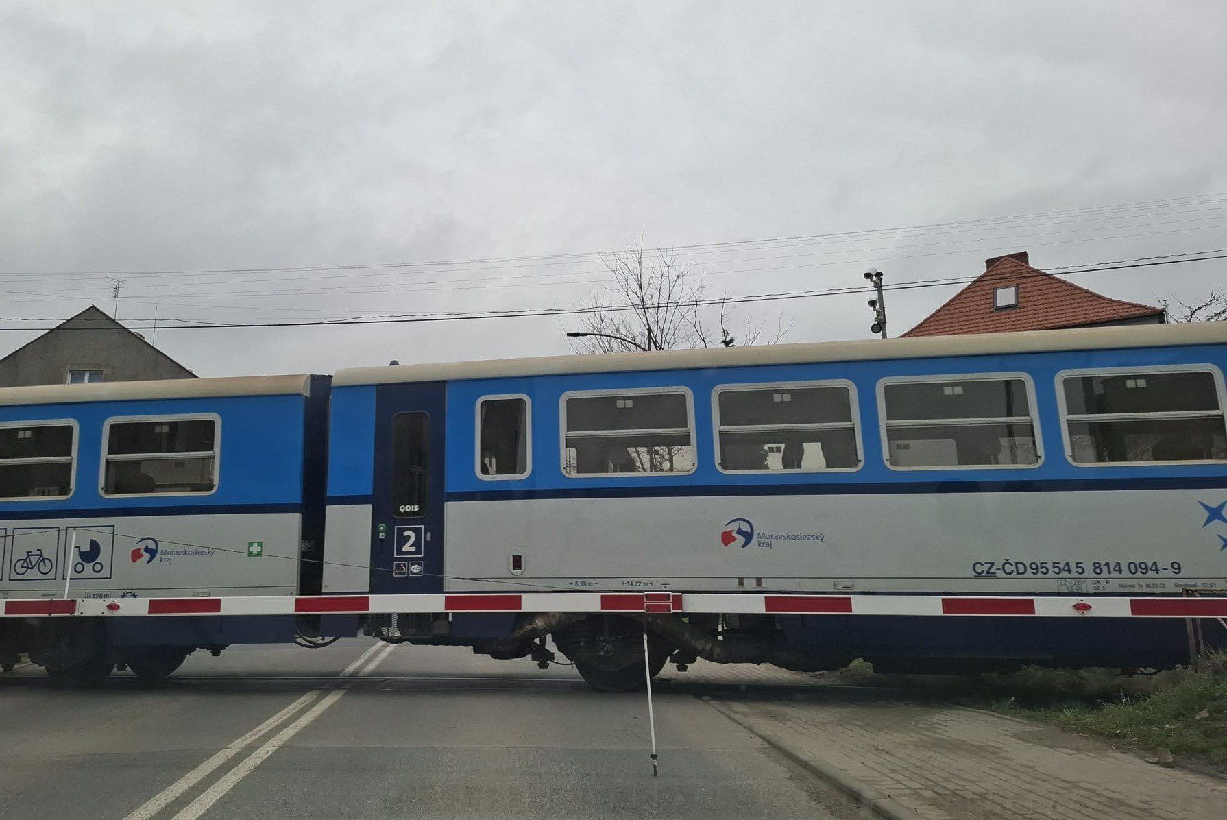 Tego nie wolno robić w pociągu - spożywać alkoholu bez zgody przewoźnika.