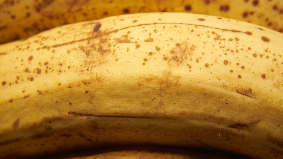 Nie pomijaj tej czynności przed spożyciem banana 