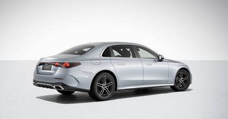 Mercedes Klasy E debiutuje w przedłużonym wydaniu. Pasażerowie są priorytetem