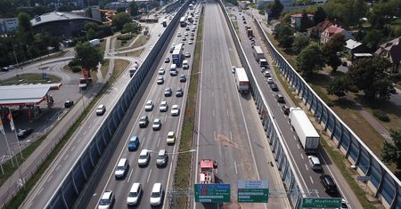 Warszawa. Korek na trasie S8 po zderzeniu trzech aut
