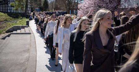 Największy polonez w Słupsku. Maturzyści tańczyli na Bulwarach