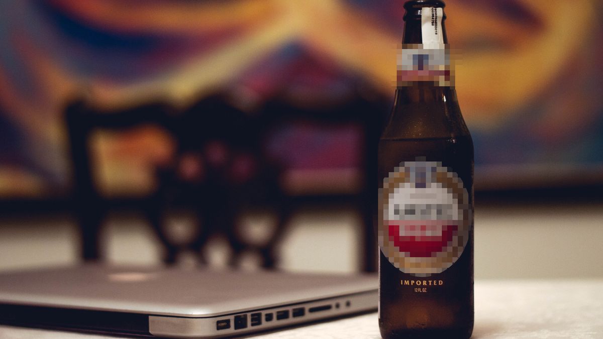 Picie podczas pracy zdalnej ma być zakazane a trzeźwość sprawdzana. 