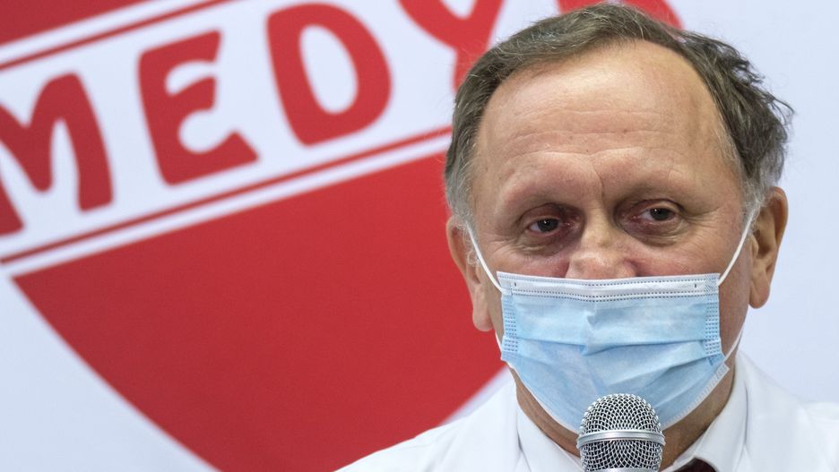 Obowiązkowe szczepienia dla medyków od marca 2022 roku. Dr Stanisław Mazur przyznał, że taki wymóg dotyczący pracowników wprowadził już w styczniu tego roku