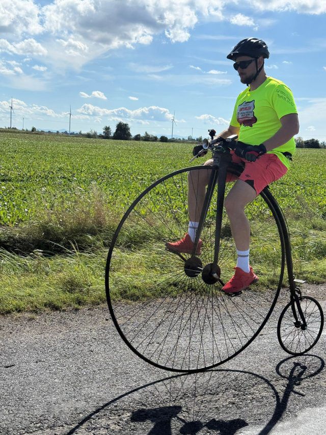 Jedzie bicyklem dookoła Polski, aby zebrać pieniądze na leczenie chorej córeczki. Właśnie dotarł do Lublina (zdjęcia)