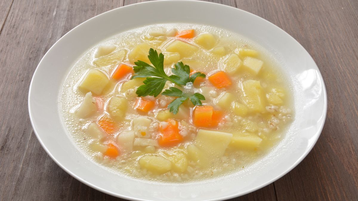 Zupa z kaszą jaglaną, która stawia na nogi